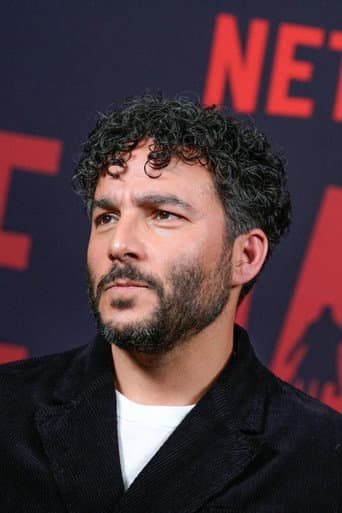 Ennis Esmer fotoğrafı