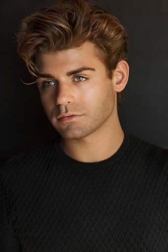 Garrett Clayton fotoğrafı