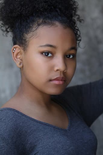 Ariana Neal fotoğrafı