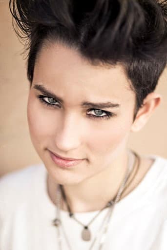 Bex Taylor-Klaus fotoğrafı