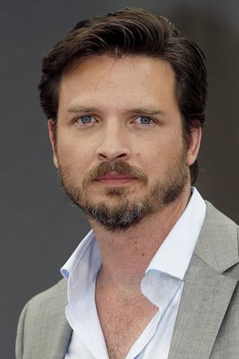 Aden Young fotoğrafı