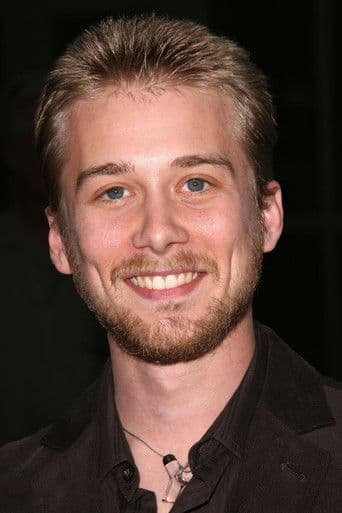 Lou Taylor Pucci fotoğrafı