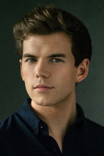 Luke Newton fotoğrafı