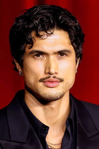 Charles Melton fotoğrafı