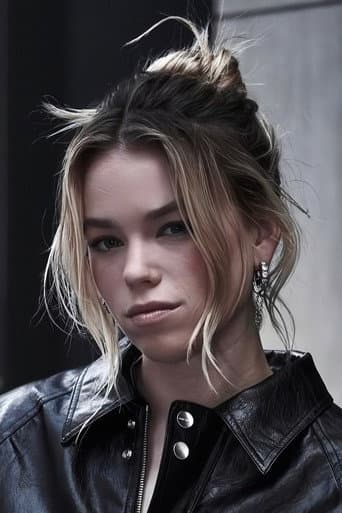 Milly Alcock fotoğrafı