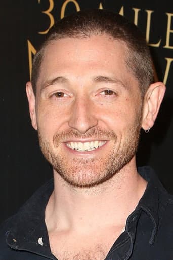 Lucas Neff fotoğrafı
