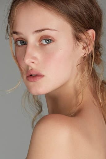Anna van Patten fotoğrafı