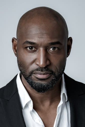 Adrian Holmes fotoğrafı