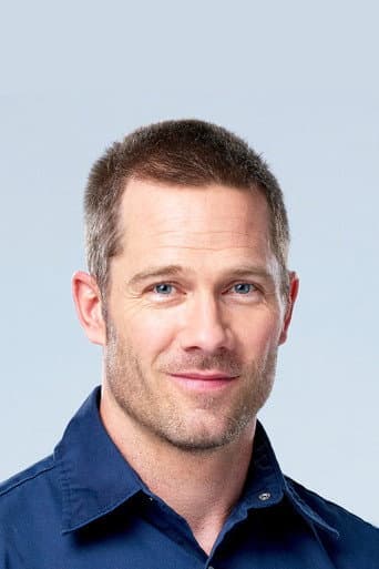 Luke Macfarlane fotoğrafı