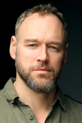 Elliot Cowan fotoğrafı