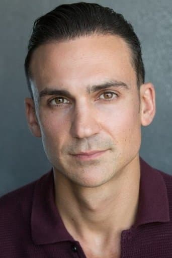 Henry Lloyd-Hughes fotoğrafı