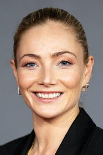 Clara Paget fotoğrafı
