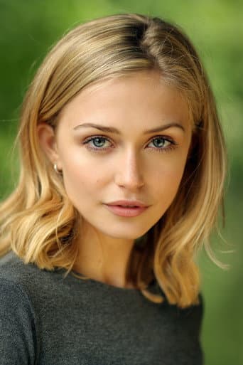 Sophie Simnett fotoğrafı