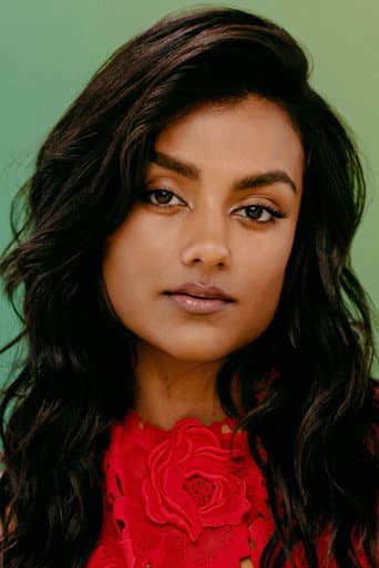 Simone Ashley fotoğrafı