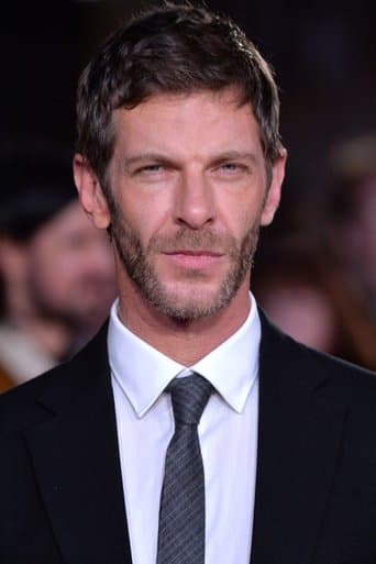 Sam Hazeldine fotoğrafı