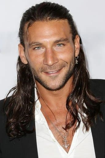 Zach McGowan fotoğrafı