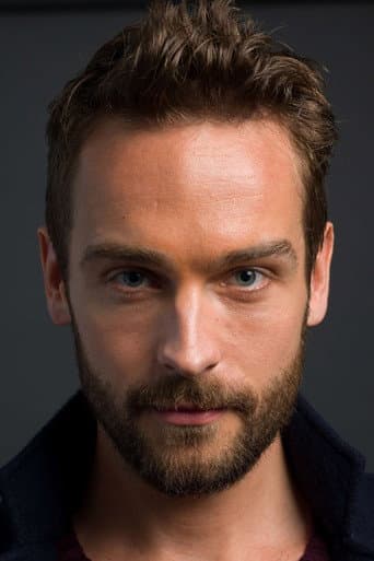Tom Mison fotoğrafı